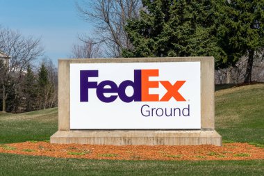 St. Paul, MN / USA - 11 Nisan 2020: FedEx Kargo Tesisi girişi ve ticari marka logosu.