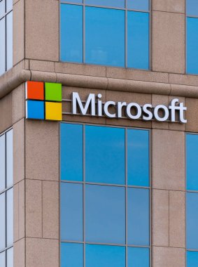 EDINA, MN / USA - 11 Nisan 2020: Microsoft şirket ofisleri ve ticari marka logosu.