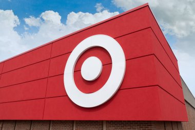 BLOOMINGTON, MN / USA - 11 Nisan 2020: Hedef perakende mağazası dış ve tescilli Bullseye logosu.