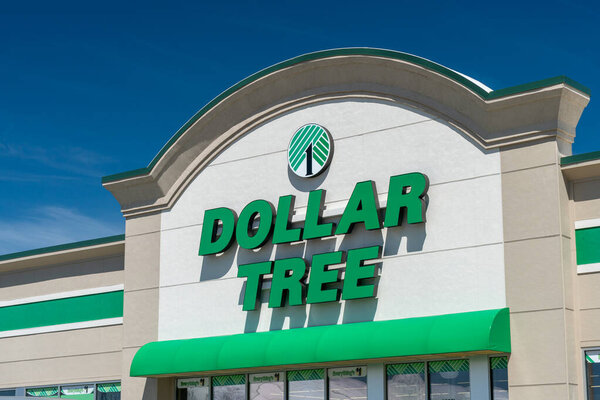 NORTHFIELD, MN / USA - 18 апреля 2020 года: Внешний вид и логотип торговой марки Dollar Tree
.