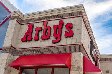 HASTINGS, MN / USA - 2 Mayıs 2020: Arby 'nin fast food restoranının dış ve ticari marka logosu.