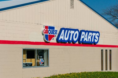 RIVER FALls, WI / USA - 2 Mayıs 2020: CarQuest Auto Parça Mağazası Dış ve ticari marka logosu.