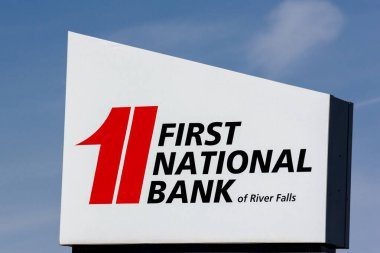 RIVER FALls, WI / USA - 2 Mayıs 2020: First National Bank of River Falls dış tabela ve ticari marka logosu.