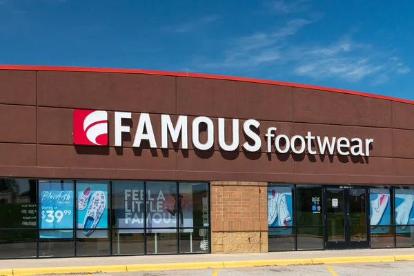 Red Wing Usa May 2020 Famous Footwear Retail Store Exterior — стоковое фото