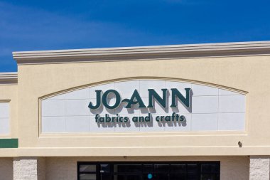 RED WING, MN / USA - 2 Mayıs 2020: Joann Fabrics and Crafts perakende satış mağazası dış ve ticari marka logosu.