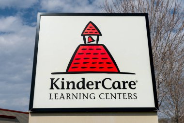 HUDSON, WI / USA - 1 Mayıs 2020: Çocuk Bakımı Öğrenim Merkezleri Dış ve ticari marka logosu.