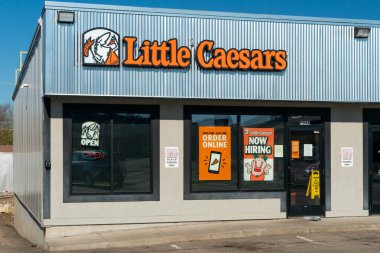 RIVER FALls, WI / USA - 2 Mayıs 2020: Küçük Caesars Restoranı dış ve ticari marka logosu.