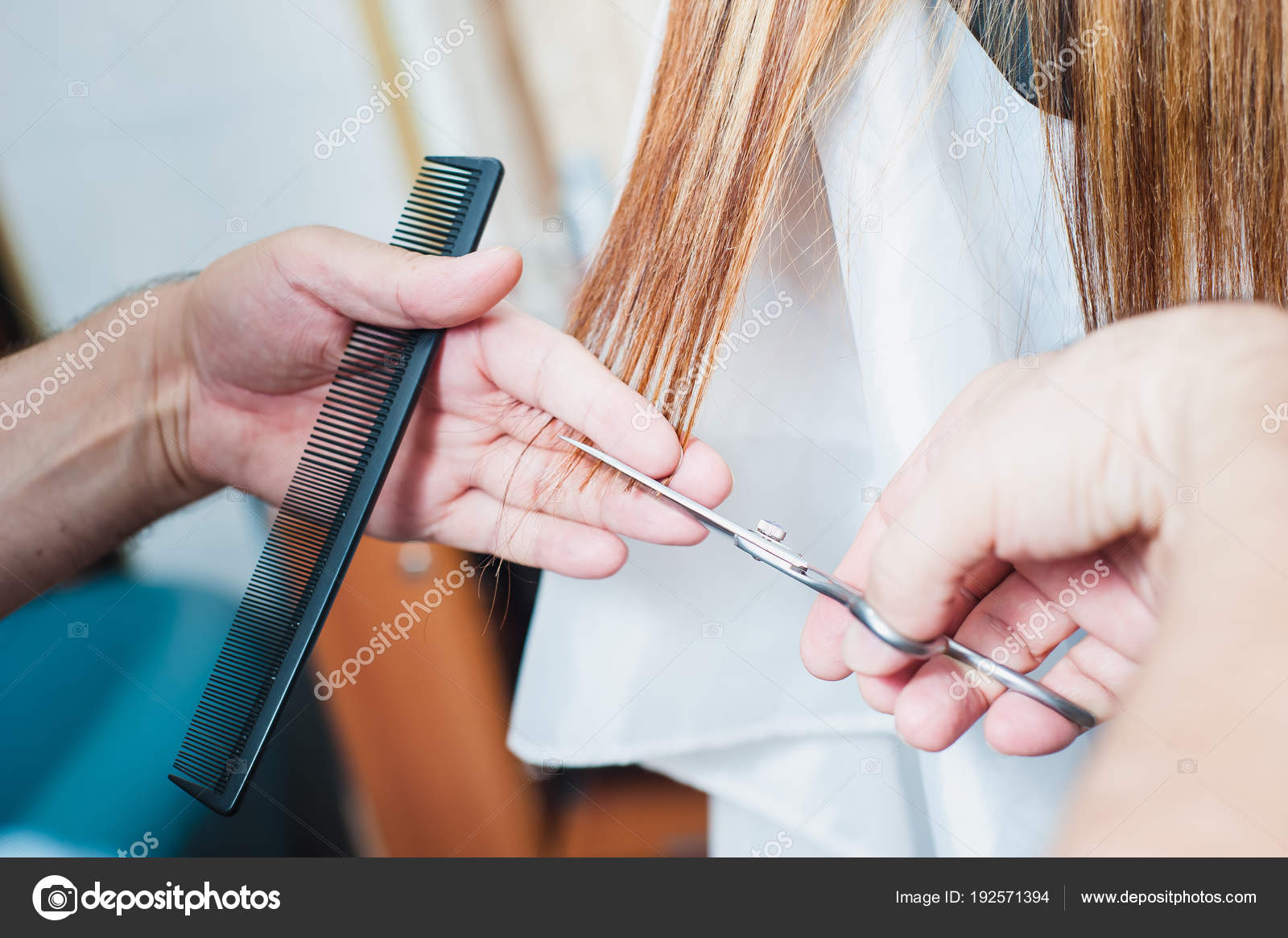 櫛とはさみのブロンドの髪を切る美容師手の表示を閉じる ストック写真 C Crazikitten