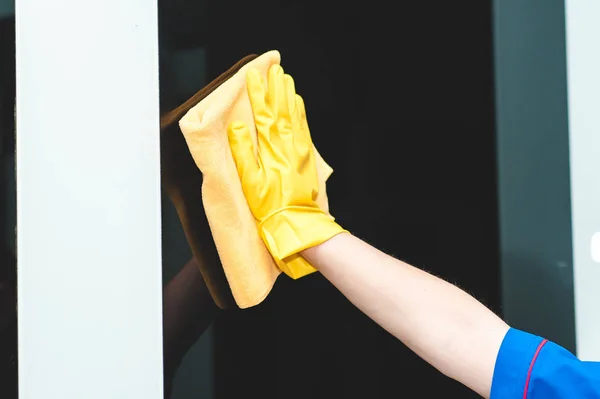 Handen Gul Gummihandske Tvättar Svarta Glaset Med Gul Rag — Stockfoto