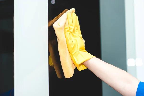 Hand Een Gele Rubberen Handschoen Wast Zwart Glas Met Een — Stockfoto