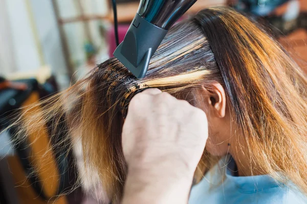 Las Manos Peluquera Secan Pelo Largo Rubio Con Una Reja — Foto de Stock