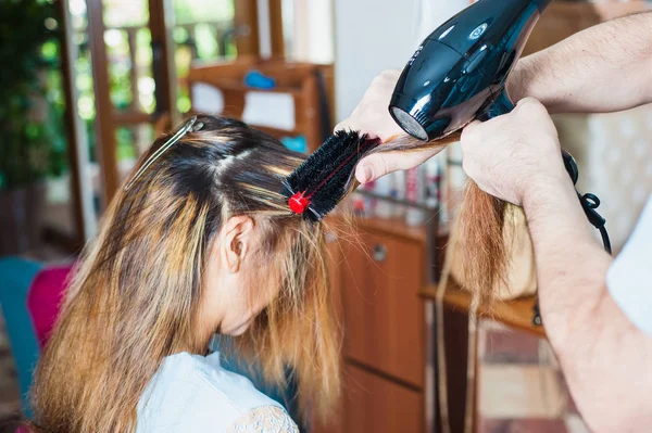 Las Manos Peluquera Secan Pelo Largo Rubio Con Una Reja — Foto de Stock