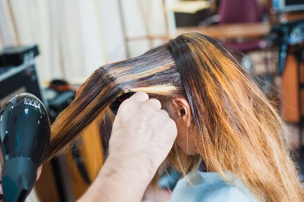 Las Manos Peluquera Secan Pelo Largo Rubio Con Una Reja — Foto de Stock