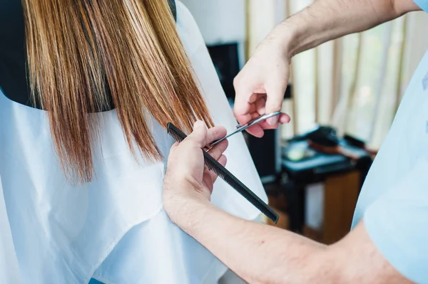 Vista Cercana Las Manos Peluquero Con Peine Tijeras Corte Pelo —  Fotos de Stock