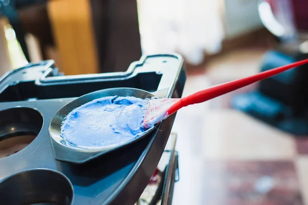 Siyah bir plastik kap içinde bir fırçayla saç boyası