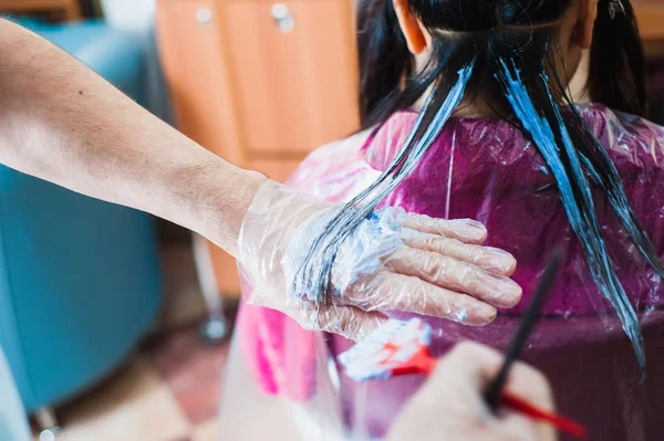 Las Manos Del Peluquero Aplican Color Cabello Largo Oscuro — Foto de Stock