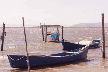 kırmızı tırnak el kağıtları imzalıyor