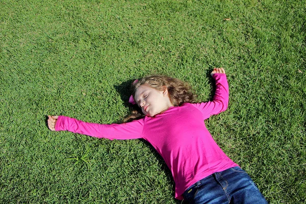 Gyönyörű Szőke Gyermek Lány Játszik Parkban — Stock Fotó