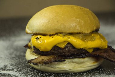 Mükemmel ızgara ve baharatlı zanaatkar burger.