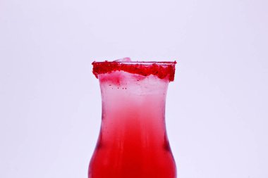 Lezzetli buz gibi İtalyan çilekli gazozu.