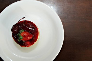 Süper lezzetli çikolatalı cheesecake, ister misin? Doğruyu söyle.