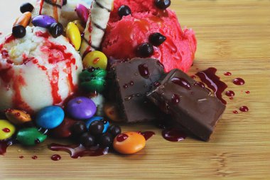 Çilekli ve vanilyalı dondurma.