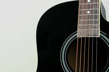 Çelik telli siyah akustik gitar.