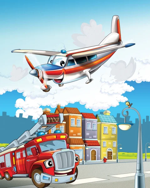 Vicces kinézetű rajzfilm tűzoltó teherautó áthajt a városon, és vészhelyzeti repülőgép repül át - illusztráció gyerekeknek — Stock Fotó