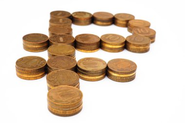 Rus rublesinin işareti, 10 rublelik madeni paraların içinde duruyordu. Arka plan beyaz, izole değil. Devlet bütçesi, merkez bankası ve yeniden finansman oranıyla ilgili haberler. Makro