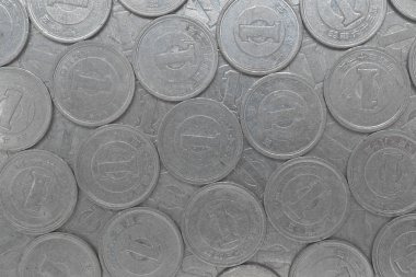 Japon paralarının alüminyum yüzeyi 1 yen. Gri, kaba, kirli arka plan ya da duvar kağıdı. Japonya Merkez Bankası 'nın ekonomisi, finans ve faiz oranı hakkında haberler. Dış ve kamu borcu