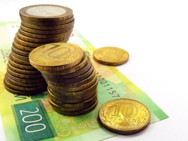 200 ruble banknotta 10 ruble 'lik Rus sikkeleri var. İzole değil. Mikro kredi ve mikro finans organizasyonu duyuruları ve reklamları. Banka kredileri ve mevduatları