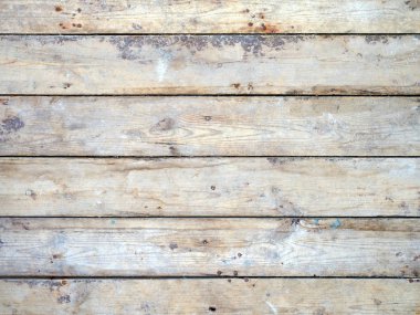 Pas ve boya lekeleri olan eski boyanmamış döşeme tahtalarının kirli yüzeyi. Zemin korkulukları yatay olarak dizilmiş. Açık kahverengi ya da sarı arka plan. Kontrastı arttır. Yukarıdan görüntüle