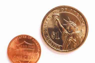 Biz Amerikan sikkeleri beyaz bir arka planda yatarız. İzole değil. Değer: 1 dolar 1 sent. Gölgeyle ters çevir. Ulusal veya yedek para birimi. FED, yeniden finanse etme oranı. Yukarıdan bak. Makro