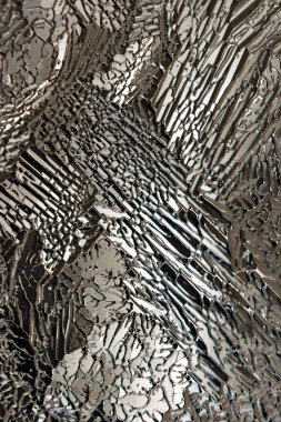 Yakın plan donmuş su kristalleri. Kışın pencere camında buz ve buz. Soyut model. Hava tahmini. Koyu arkaplan ya da duvar kağıdı. Resim tek renkli, yeşilimsi. Dikey çekim