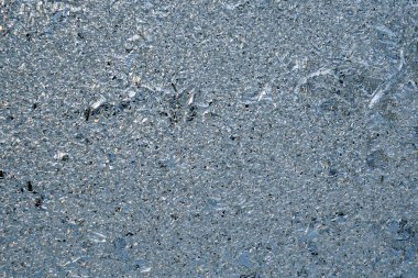 Kışın pencere camında buz ve buz. Donmuş suyun kristal yüzeyi. Hava tahmini: soğuk, buz gibi, serinliyor. Soyut mavi arkaplan veya duvar kağıdı. Zor mevsim