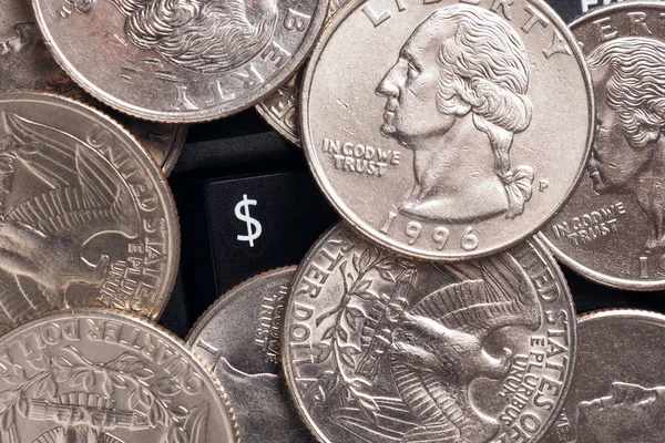 美元的符号 美国人的硬币25美分放在黑色电脑或笔记本电脑键盘上 旁边的按钮上有国家货币标志 网上交易 支付和转账 — 图库照片