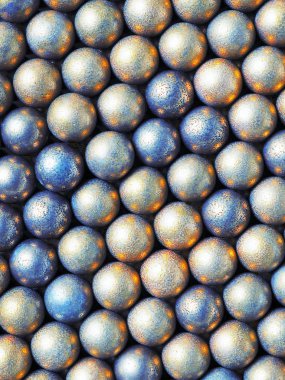 Açık sarı ve mavi renkli bir çok topun yüzeyi. Soyut şenlik arkaplanı ya da duvar kağıdı. Yukarıdan bak. Dikey çekim. Makro