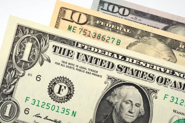 1, 10 ve 100 dolarlık para banknotları yakın plan beyaz ve gri bir kağıda yatırılır. Amerikan ekonomisi, bankalar ve tasarruflar. Ulusal para birimi. Yukarıdan bak. Makro