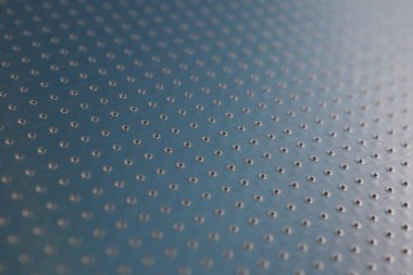 Koyu mavi metal arka plan veya duvar kağıdı. Birçok çentik noktası olan soyut alüminyum yüzey. Safları uzaklaşıyor ve bir perspektif oluşturuyor. Makro