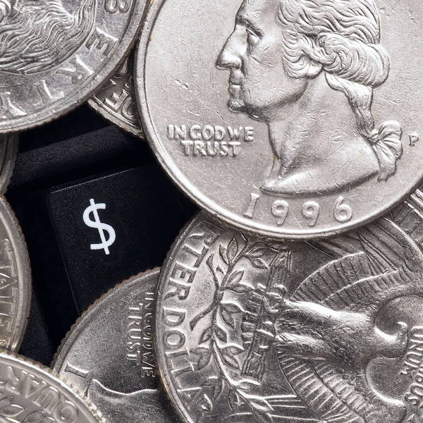 Símbolo Dólar Moedas Americanas Quarto Dinheiro Encontram Computador Preto Teclado — Fotografia de Stock