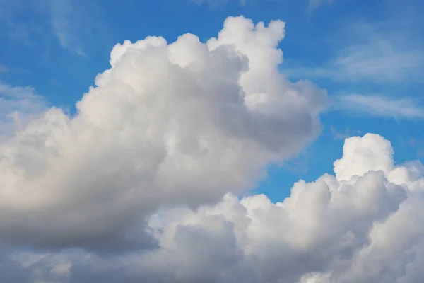 Nubes Esponjosas Son Algodón Expresivo Impresionante Cielo Azul Cielo Ambiente — Foto de Stock