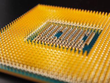 Bir masaüstü veya dizüstü bilgisayarın işlemci mikroişlemcisi karanlık yüzeyde yatar. Yakın plan. Yarı iletkenler, iğneler ve bağlayıcılar. O şey. İllüstrasyon: elektronik ve bilgisayar donanımı, bilgisayar donanımı. Makro