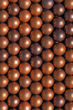 Havalı tüfekten ateş etmek için bir sürü top. Yukarıdan yukarıdan bir görüntü. Dikey arkaplan ya da duvar kağıdı. Makro