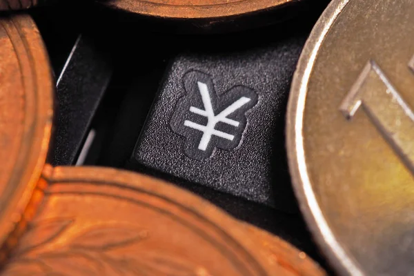 日元的象征 日本钱币躺在一个黑色的电脑键盘上 旁边有一个按钮 上面有这个标志 在线工作 支付和转移 日本经济 — 图库照片