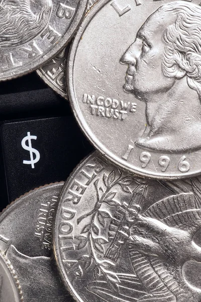 ドル記号 アメリカ私たちのお金4分の1のコインは 国の通貨記号を持つボタンの周りの黒いデスクトップまたはラップトップキーボードにあります オンライン取引 支払い ショッピング マクロ — ストック写真