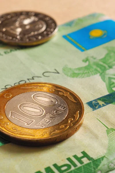 Казахстанские Деньги Законопроект 2000 Тенге Монета 100 Тенге Лежат Бежевом — стоковое фото