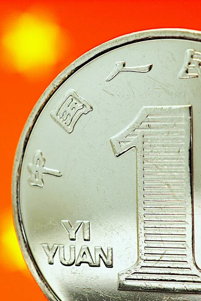 中国のお金 中国の国旗の背景に1元のコインを閉じるまで 通貨交換レート 切り下げ 貿易戦争 マクロ — ストック写真