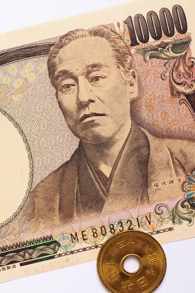日本の紙幣と硬貨は白地に置かれている 日本経済 中央銀行 国民通貨 — ストック写真