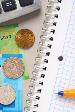 Aile bütçesi. Aile geliri ve giderleri saymak için öğelerin bileşimi. Not defteri, hesap makinesi, kalem ve Rus parası