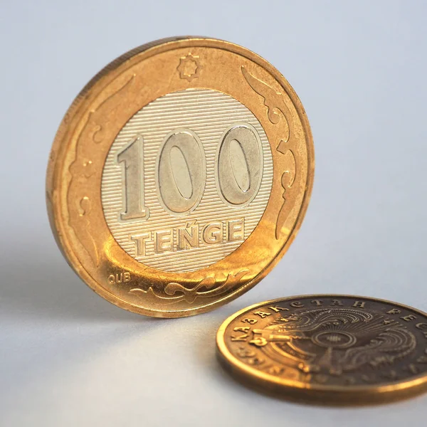 Kazak parası. 100 tenge 'lik bir madeni para beyaz arka planda durur. İçinde Latince yazıtlar bulunan 2019 tarihli yeni bir serbest bırakma örneğinin madeni parası. Ekonomi ve Merkez Bankası, yeniden finansman oranı. Yakın plan.